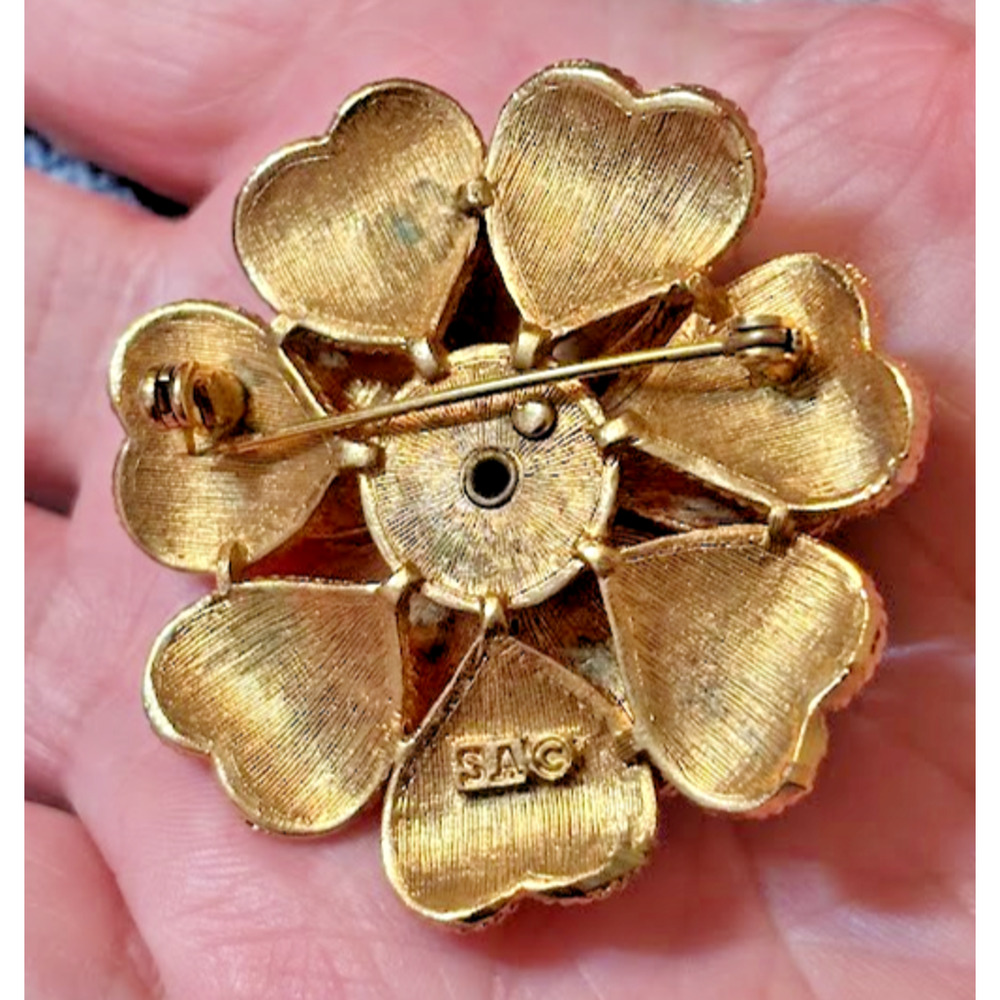 Vintage Samsan SA Heart Petal Flower Brooch Textured Gold Tone Mid Century Pin - Picture 4 of 9